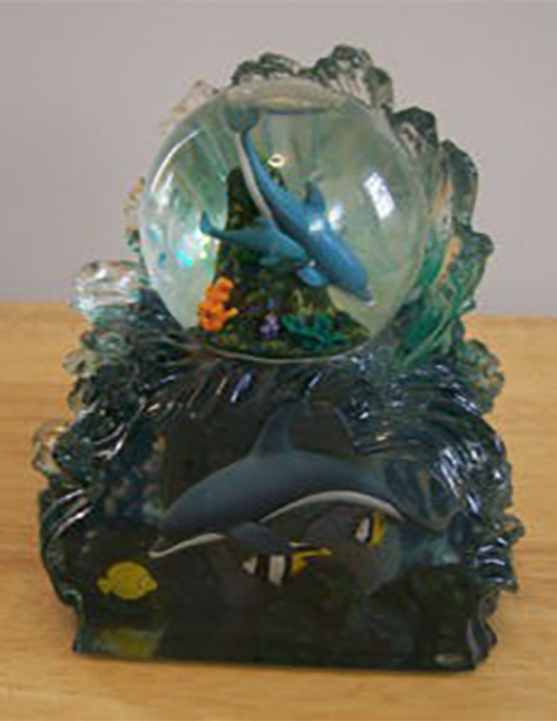 Beautifully crafted Water Globes with realistic animals and surroundings.