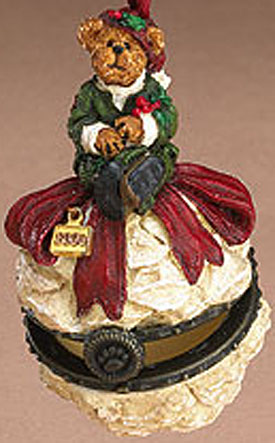 Boyds Mountain Pine Ornaments Snowball Hinged Treasure Box with Surprise
- introduced Fall 2005 and has been retired
- A lil' yuletide friend sits atop a snowball-shaped hinged box containing a tiny Christmas tree surprise inside! Golden tag is dated with 2005 to commemorate a special holiday memory.
- Golden tag is dated with 2005
- includes the original box