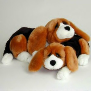 Double trouble lifelong friends Benjamin Beagle and his friend are cuddly soft beagles. Made by Dakin they were designed by Lou Rankin for his Lifelong Friends plush collection.